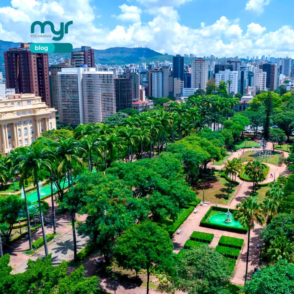 Um parque municipal com árvores e uma fonte no meio.