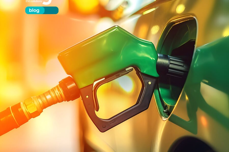 Uma bomba de combustível posicionada ao lado de um carro verde, ilustrando o processo de reabastecimento em um ambiente automotivo vibrante.